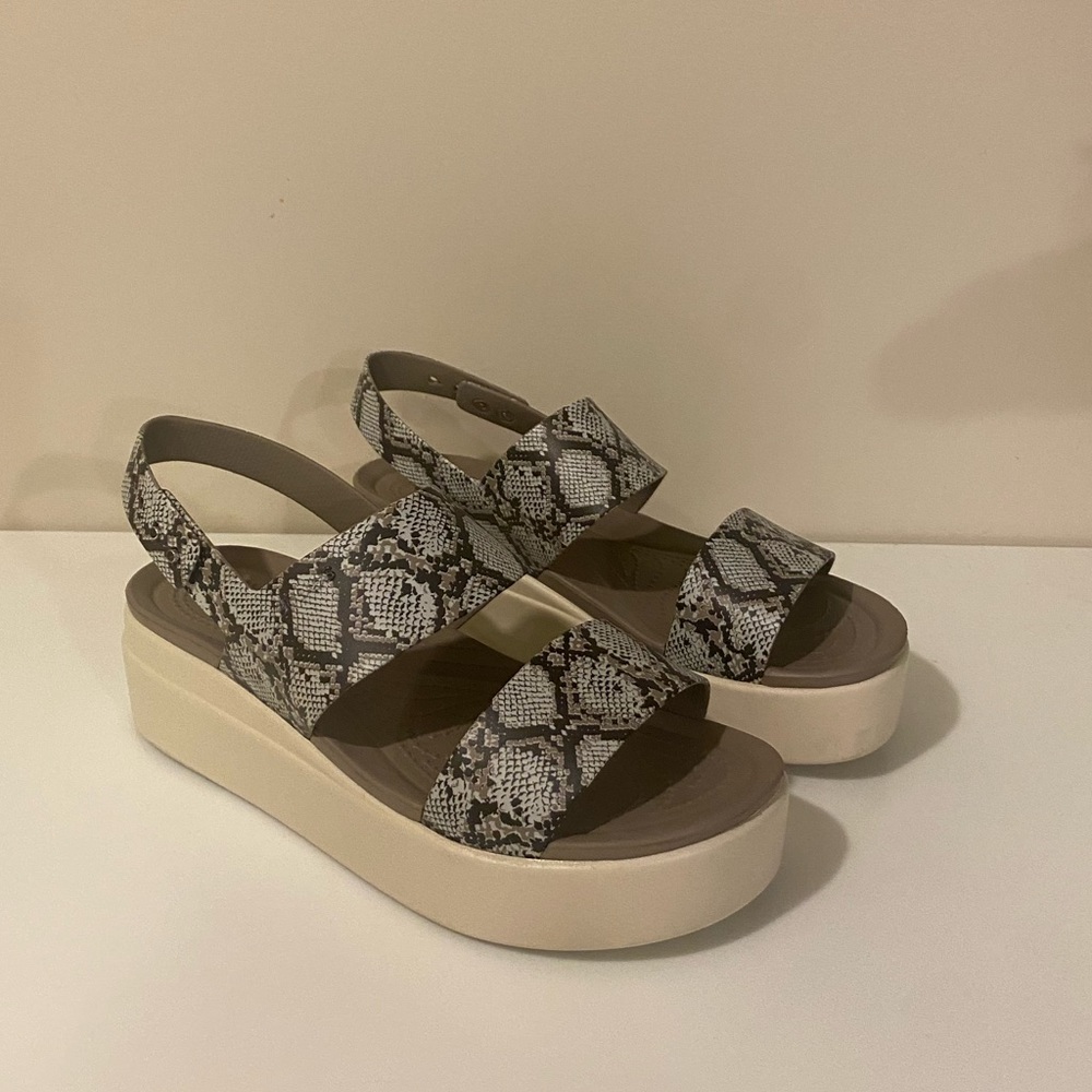 Women’s Crocs Snakeskin Print Brooklyn Low Wedge Sandals Size 8